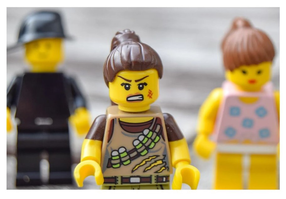 화나 있는 레고 이미지