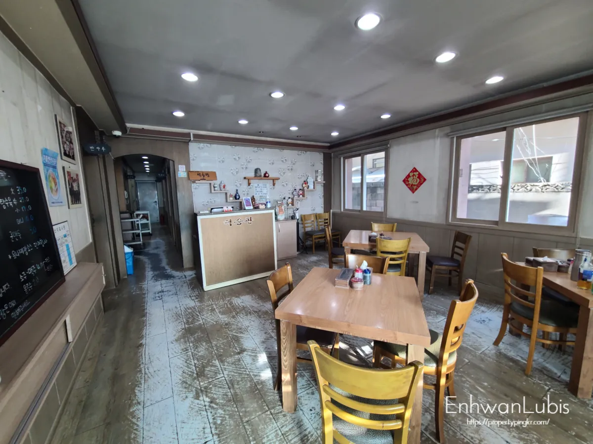 나무바닥-곳곳이-하얗게-벗겨진-나무테이블-오래된-인테리어의-내부