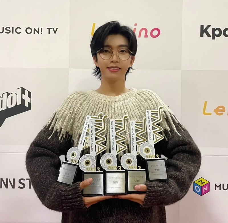 5개의-트로피를-품에-안고있는-임영웅