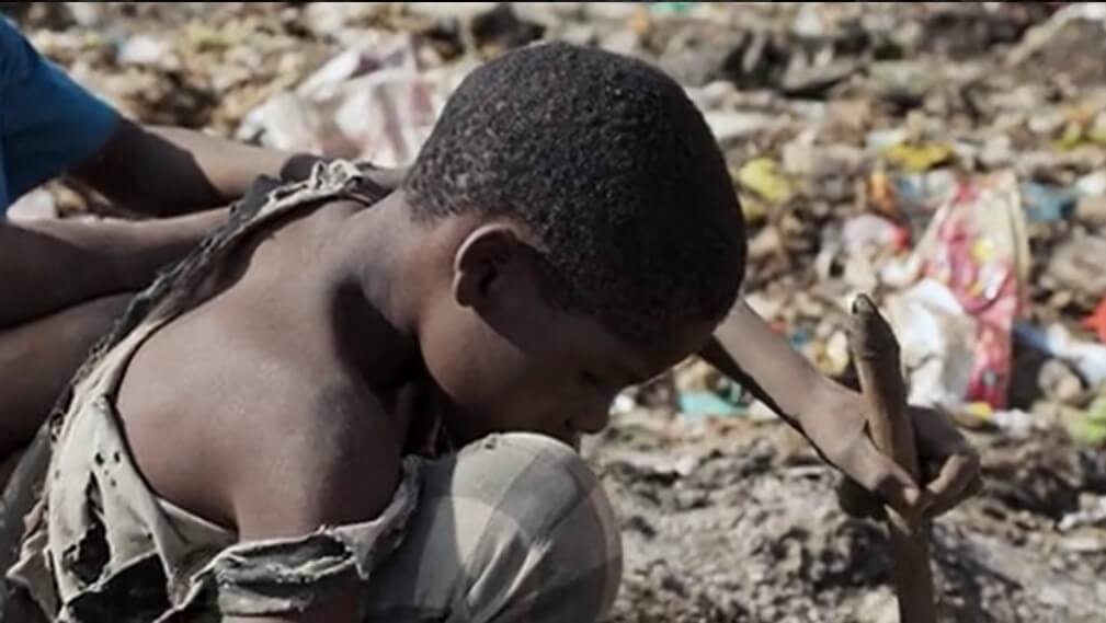 고철을 줍는 오스틴