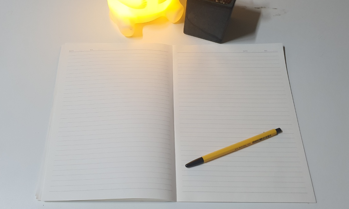 블로그 자동 수익화를 위한 하루 글쓰기 루틴과 작업 공간을 담은 대표 이미지