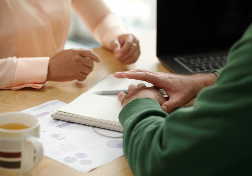청년이 은행에서 대출 상담을 받는 장면