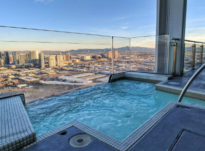 서울 수도권 호캉스 추천 수영장에서 피서 즐기는 사진