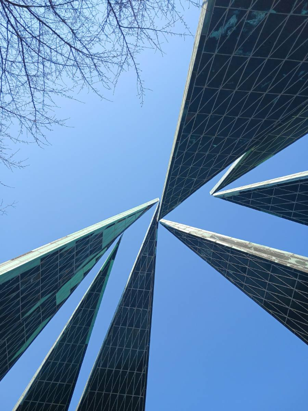 자유공원 기념탑 솟아있다