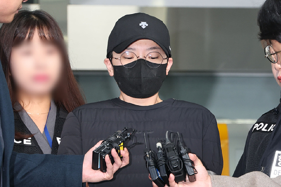 특경법상 사기 혐의로 구속영장이 발부된 전청조가 지난해 11월 10일 오전 서울 송파구 송파경찰서에서 서울동부지검으로 송치되고 있다. [사진=뉴시스]