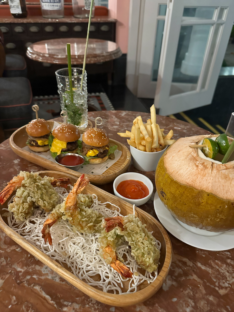 푸꾸옥 켐비치 JW 메리어트 리조트 내 화학학과 컨셉의 디오씨 바 음식