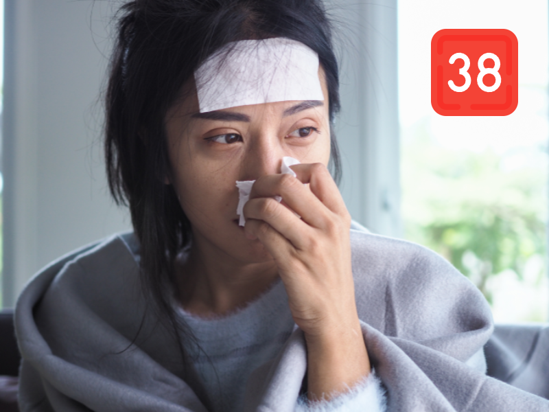 38도 이상 고열과 코막힘이 있는 여성 이미지
