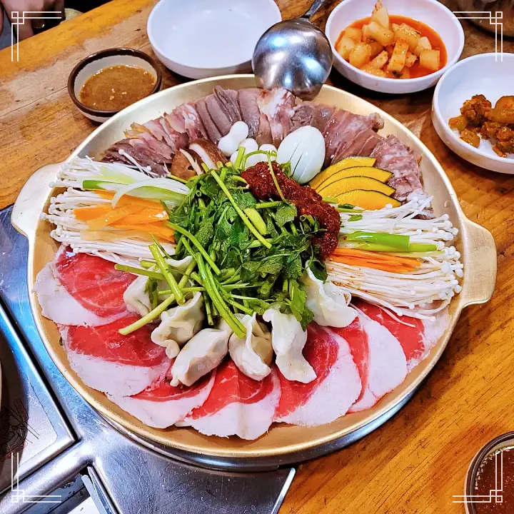 생방송오늘저녁 차돌 어복쟁반 연 매출 6억 65년 전통 비법 노포 밀면 손만두 송파구 방이동 맛집 추천