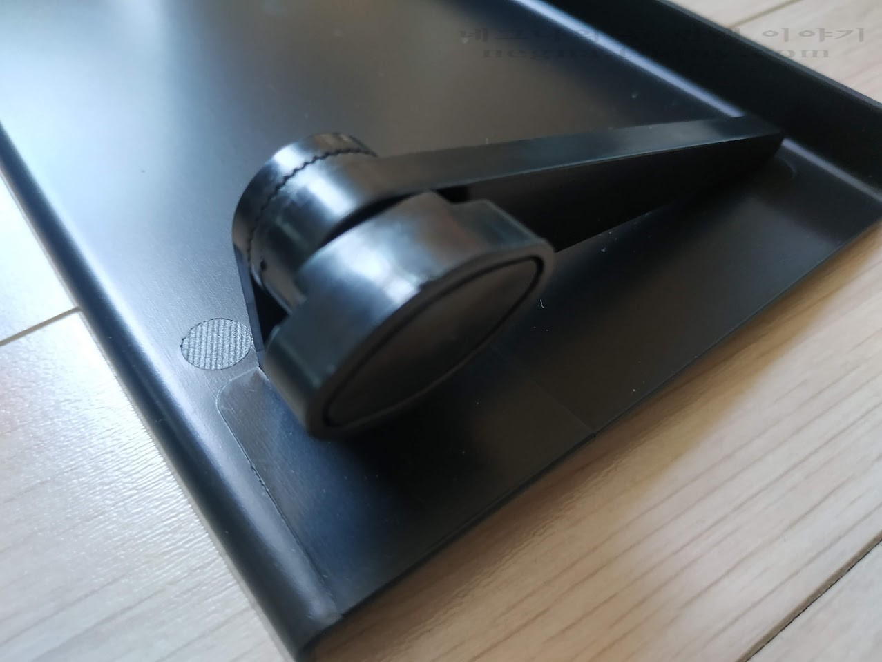 각도 조절용 노브.