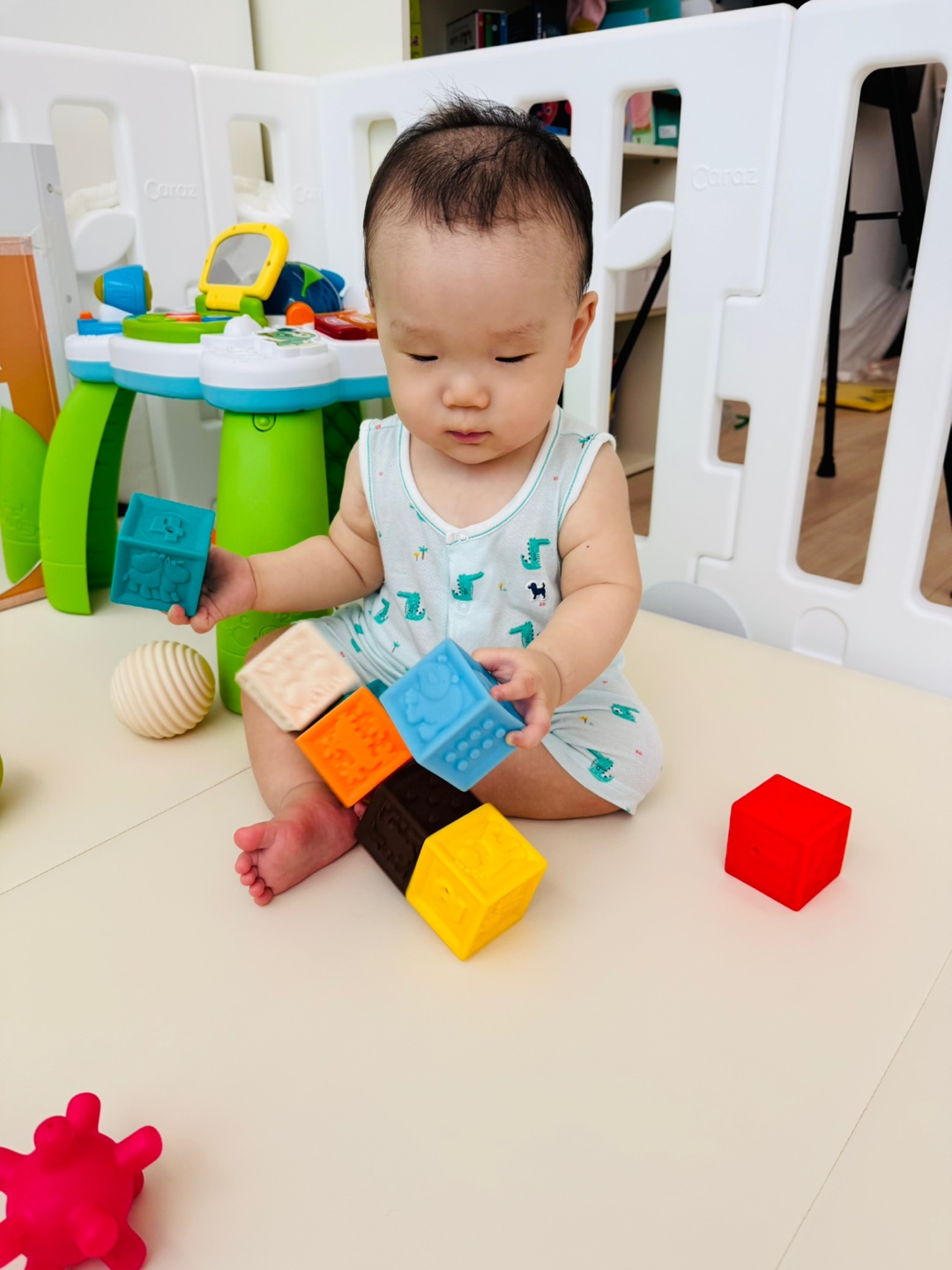 블럭을 양손에 들고 바닥에서 집중하는 찬솔이