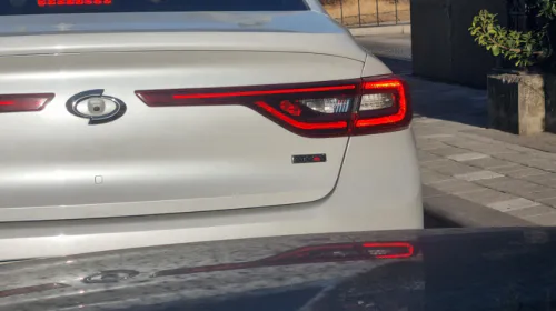 SM6의 르노 TCe 엔진 엠블럼