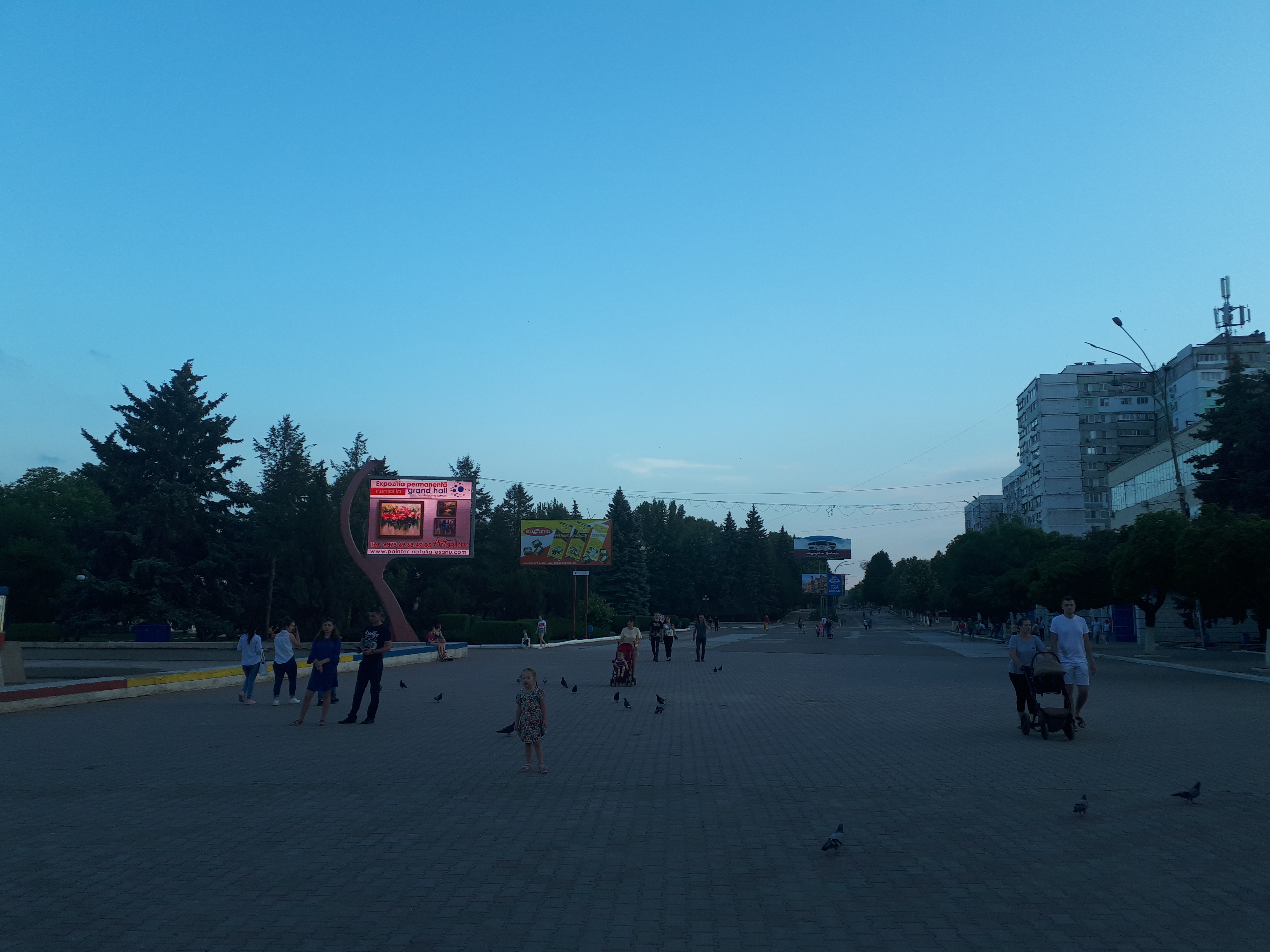 몰도바 발티 독립 광장과 사람들