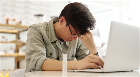 두통을 호소중인 남성