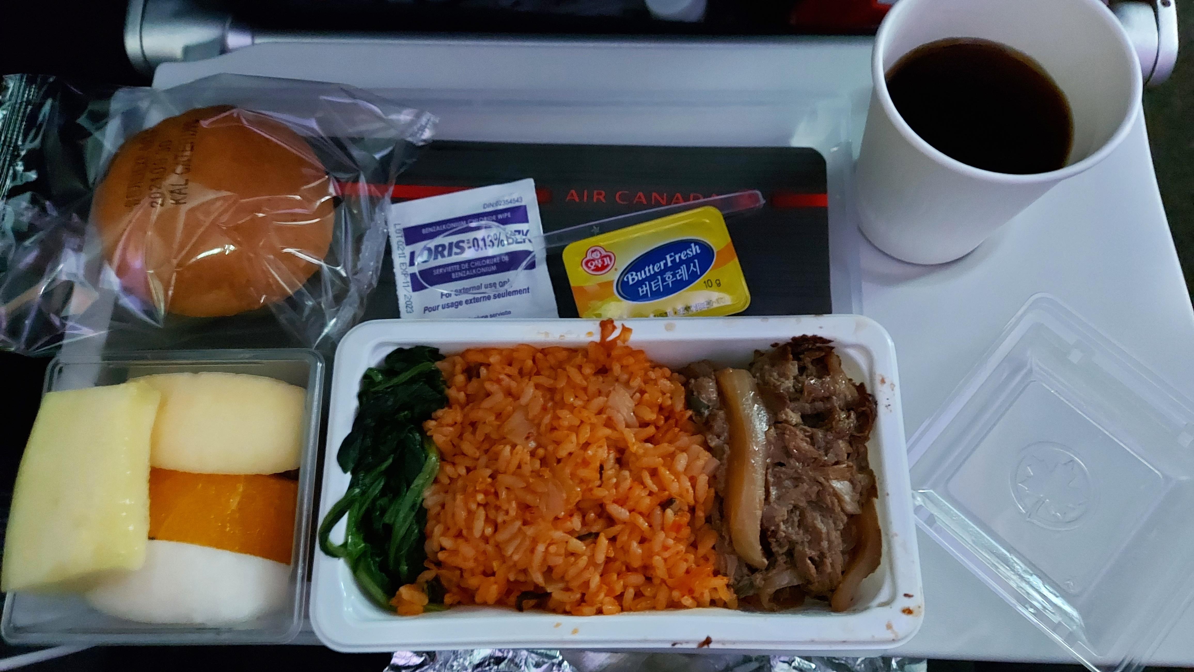 밥과 과일이 있는 기내식