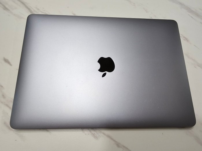 화면이-닫혀있는-맥북에어