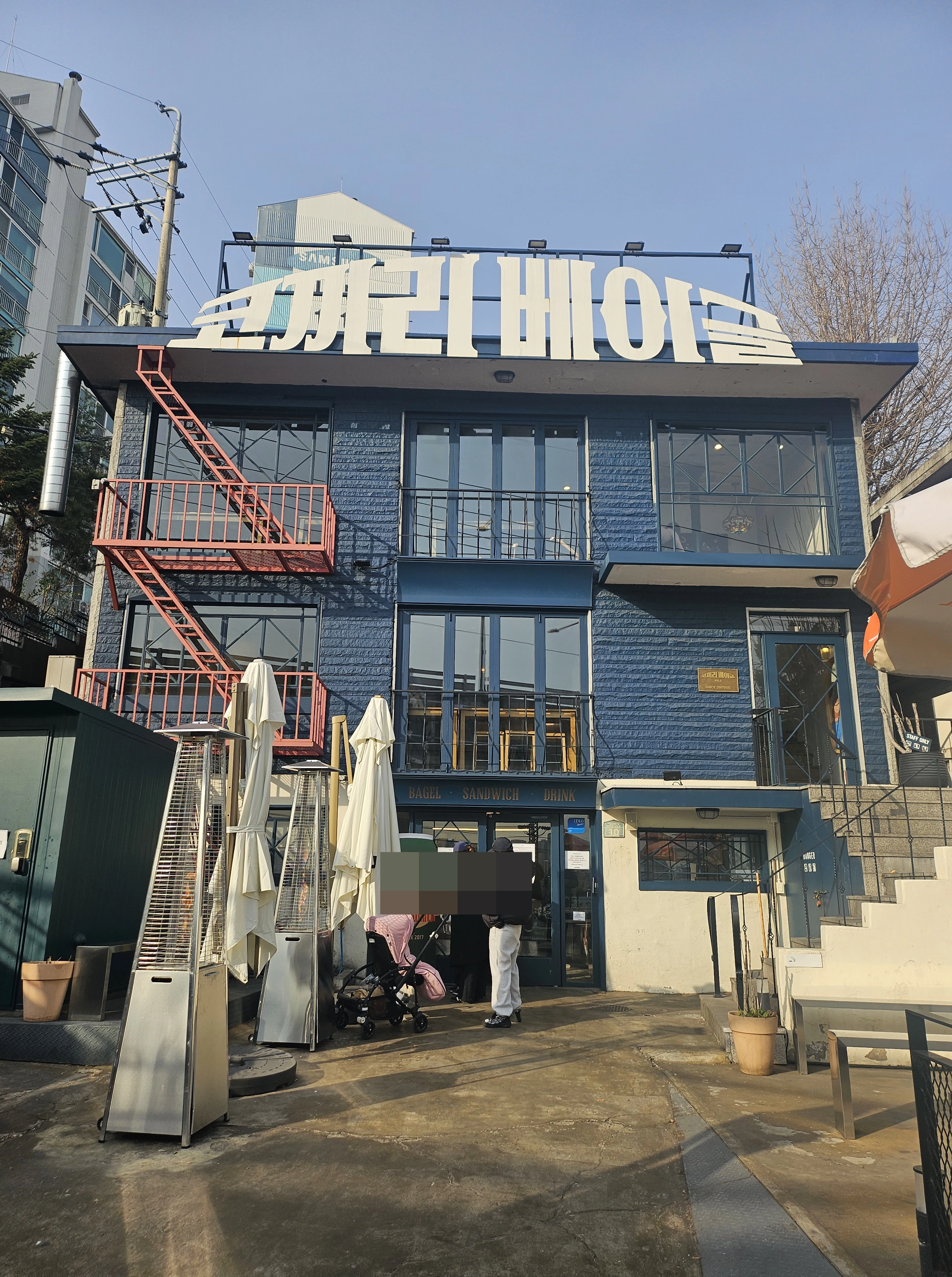 코끼리베이글-한남점-매장입구-줄서는 사람