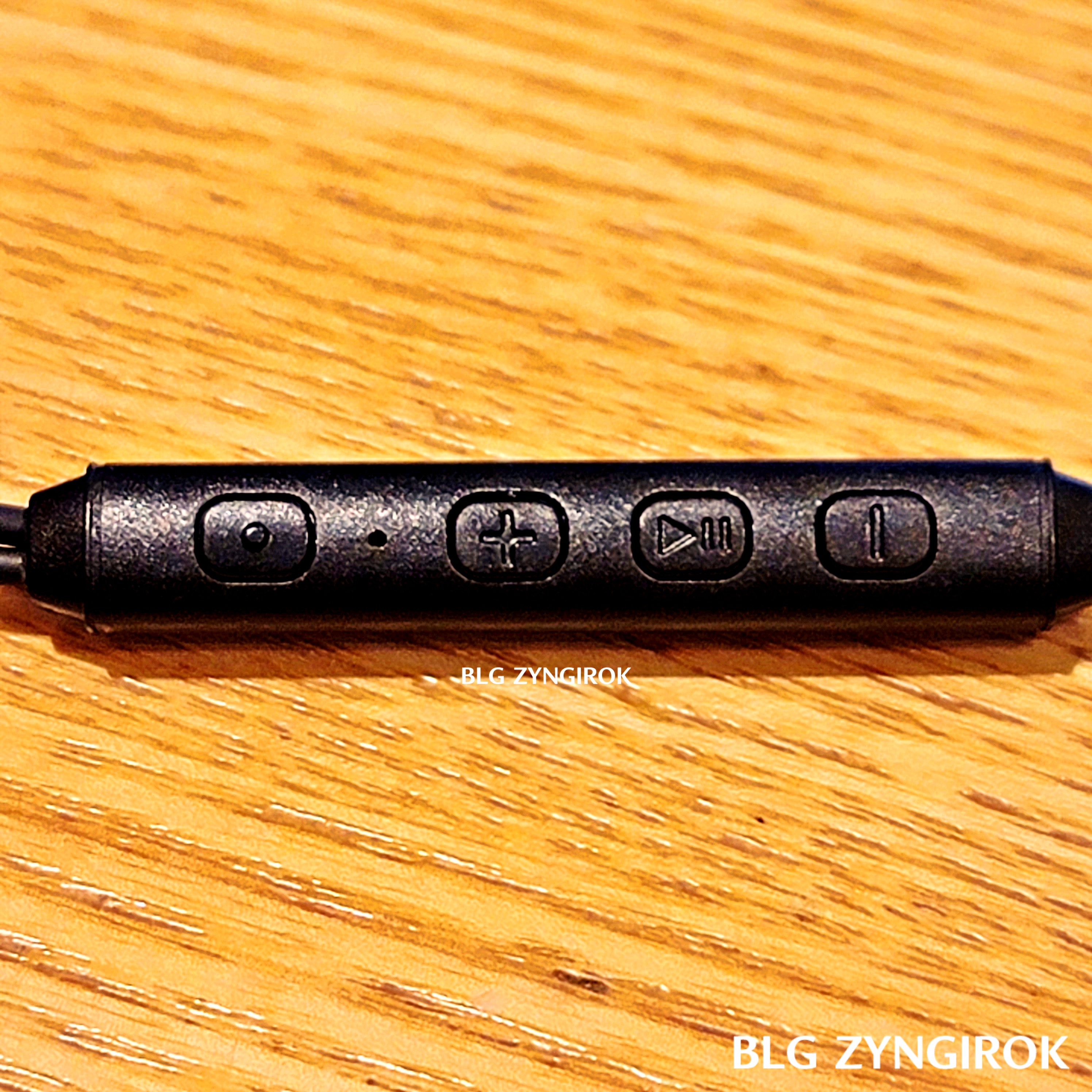 다이소 - MAXTILL 게이밍 이어폰 수화 마이크 및 버튼 모습이다.