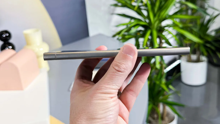 손에 든 갤럭시 s24 울트라1.webp