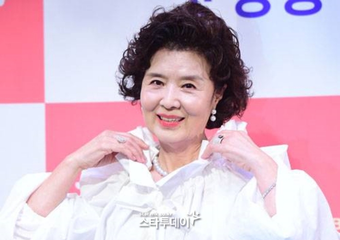 윤미라 자연미에 대한 생각 포토월 인물 사진