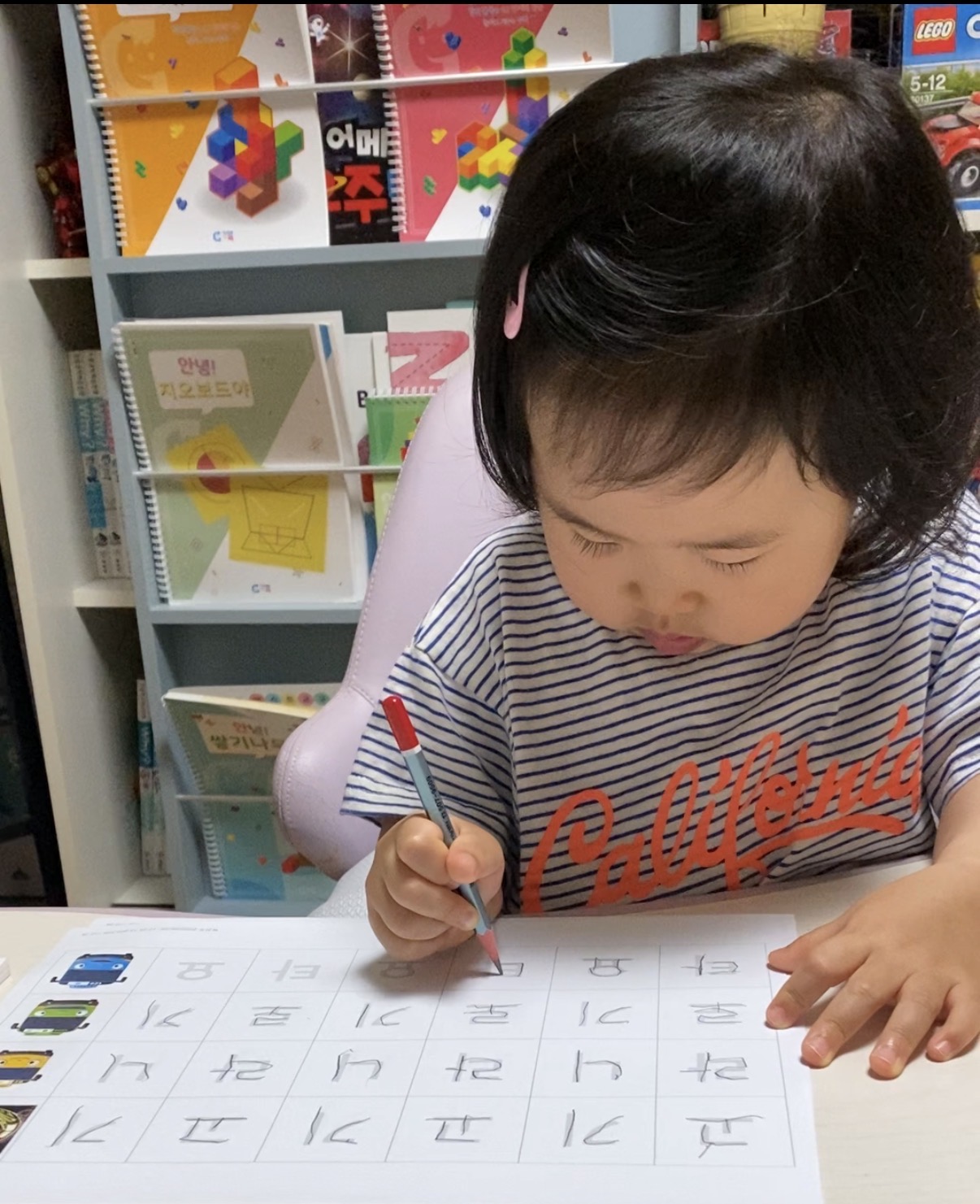 한글 쓰기 연습을 하는 4살 아이