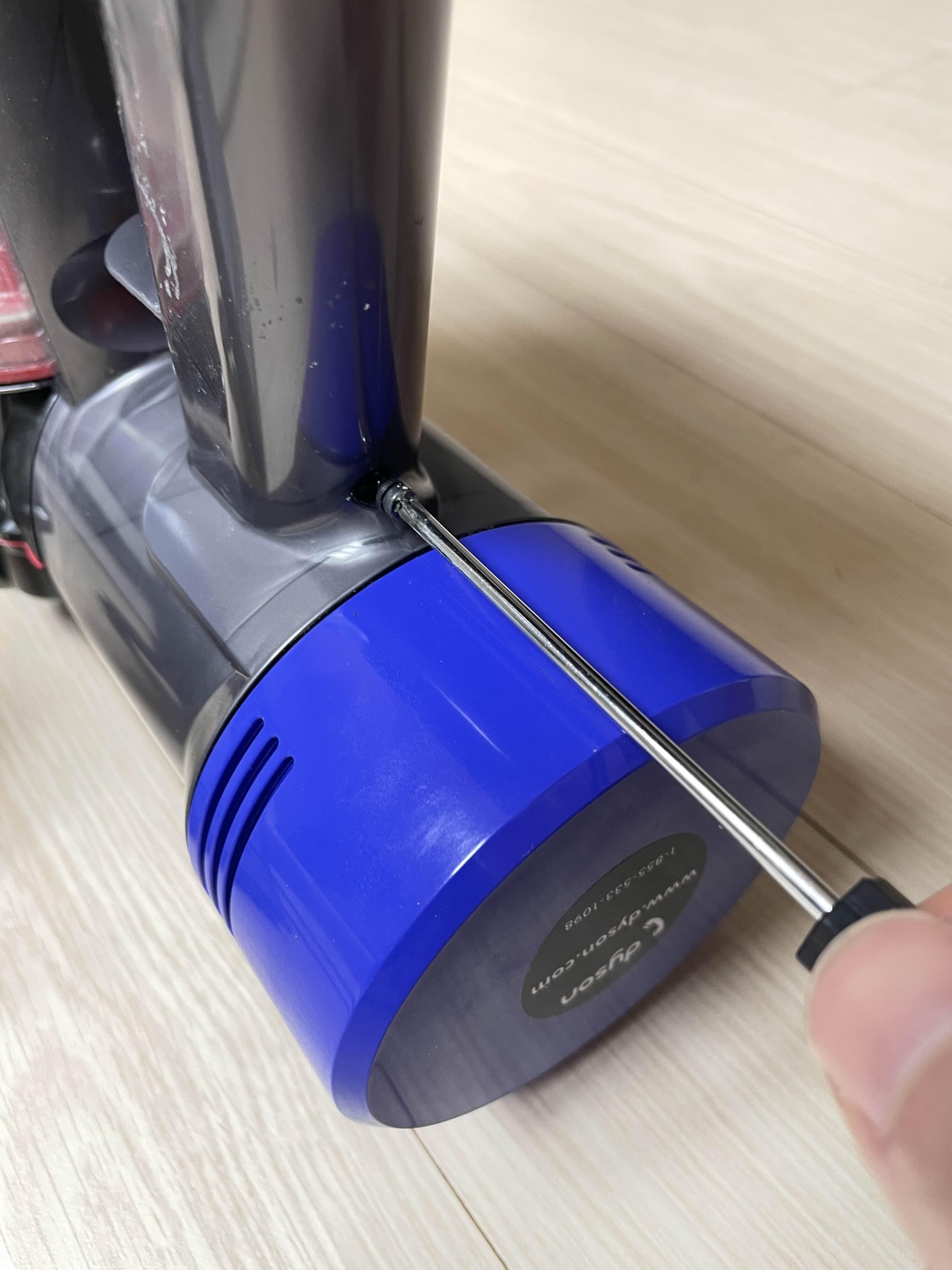 드라이버로 다이슨 청소기 손잡이 부분 배터리 볼트 제거