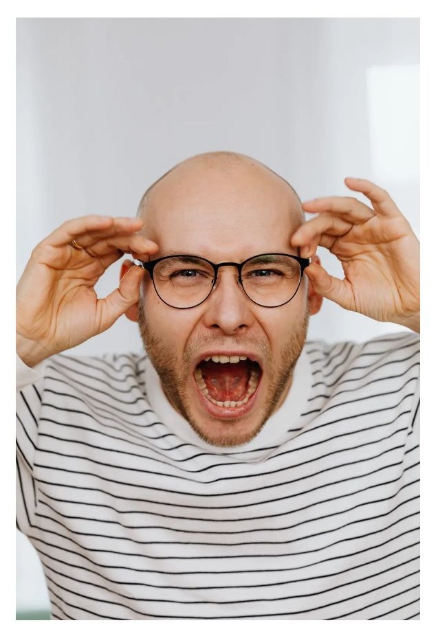 화난 남자 이미지