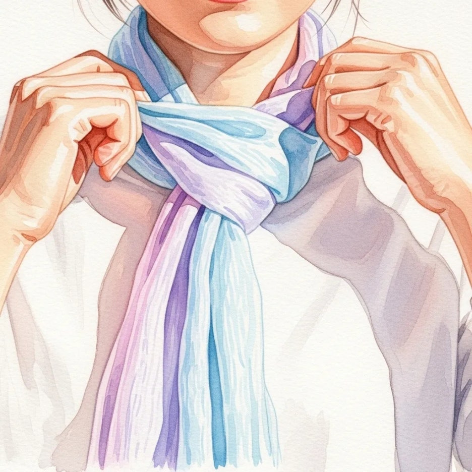 얇은 스카프를 두르고 있는 손과 목