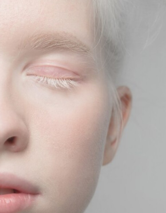 하얀 피부의 여성