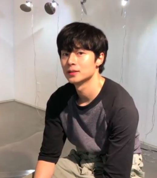 디자이너 김충재 프로필&amp;#44; 작업실에서 작업 중인 모습