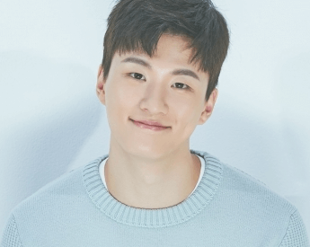 배우 신승호님 얼굴 사진입니다.