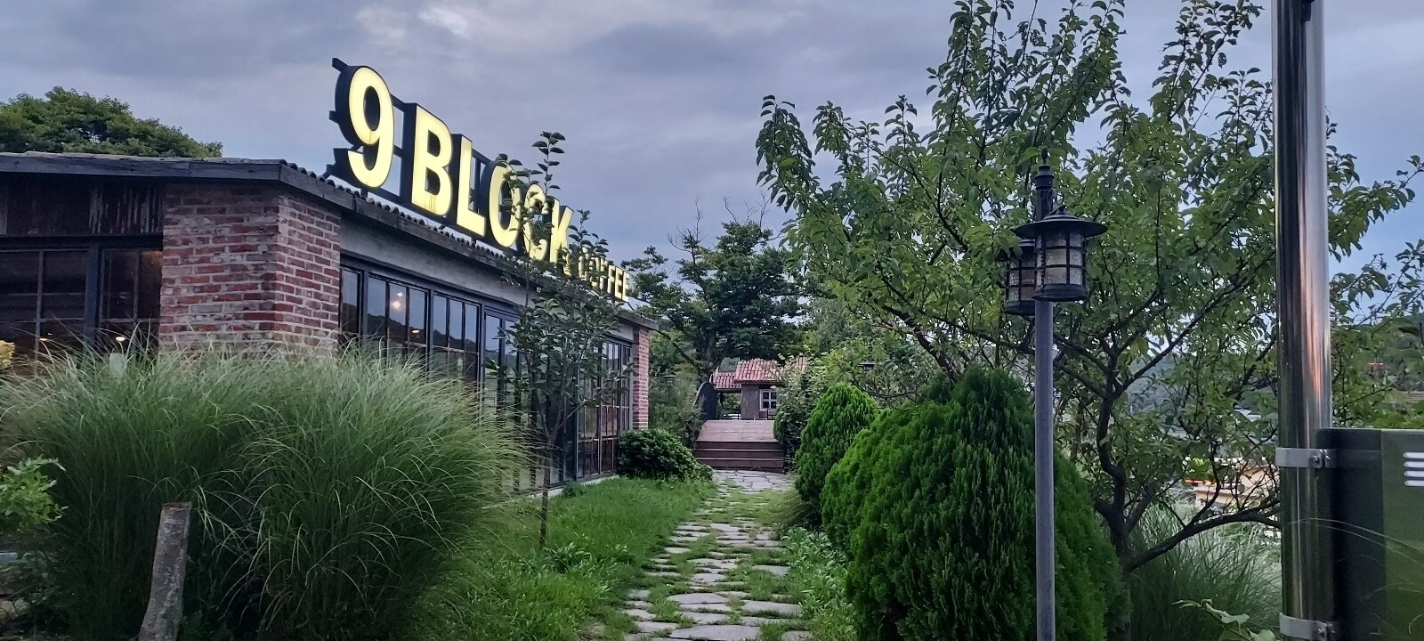 고풍의 멋이 풍기는 입구를 들어가면