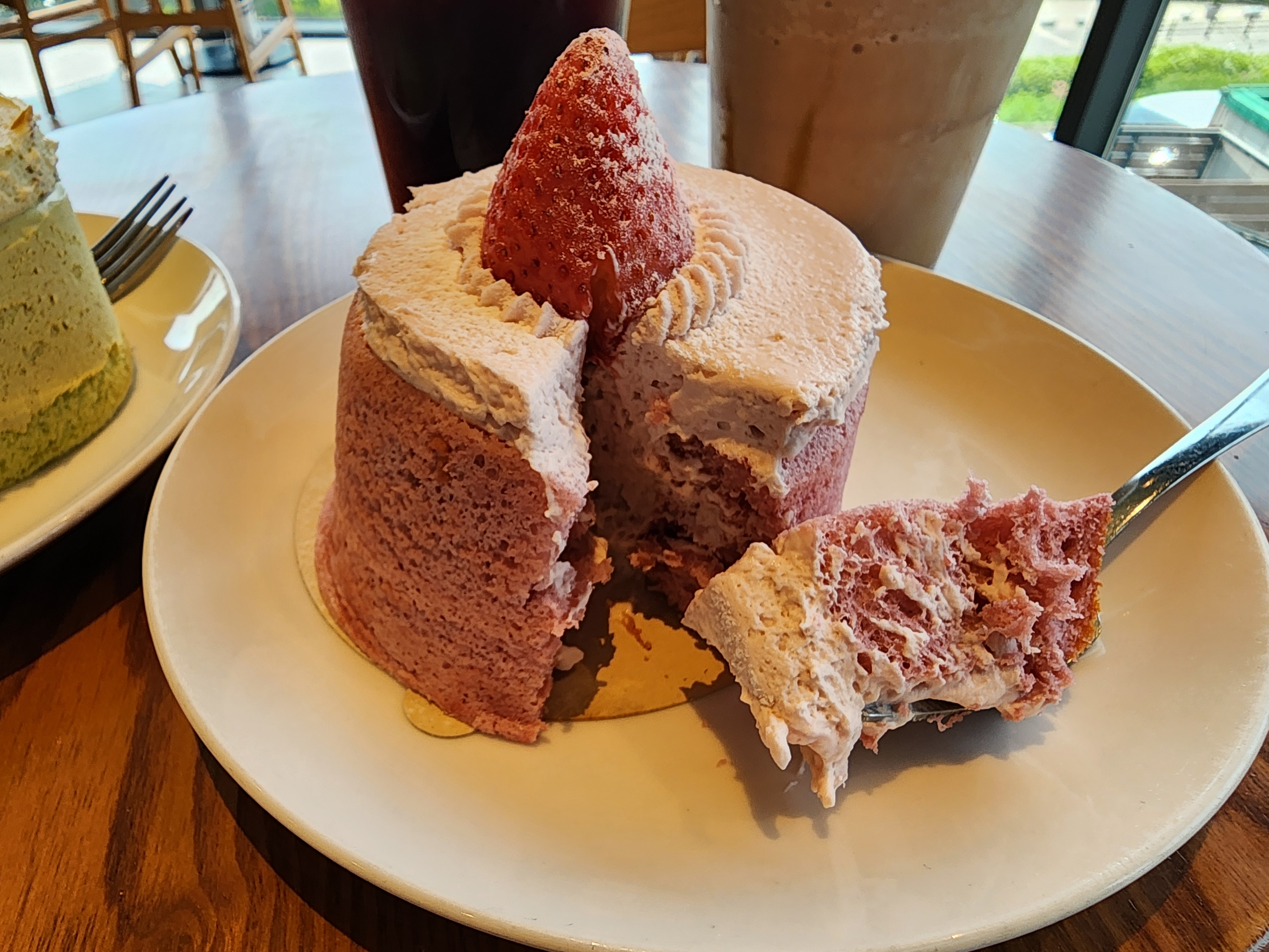 스타벅스-클래식밀크티블렌디드-피스타치오무스케이크-딸기크림쉬폰케이크-남양주삼패점-주차