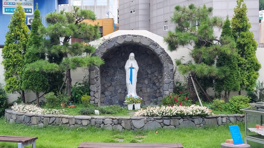 부산 사하성당 성모동산 성모상 사진