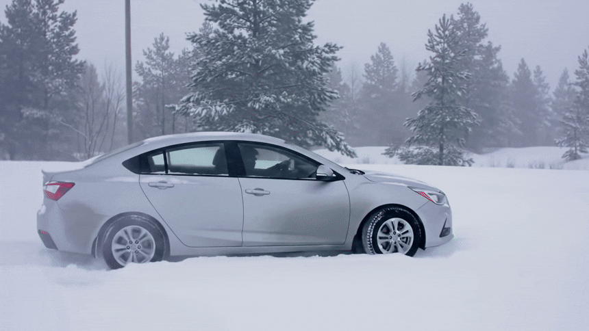 눈밭에서 tcs기능으로 빠르게 빠져나오는 자동차