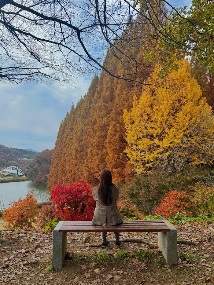 한국외대 교양관 건물 앞