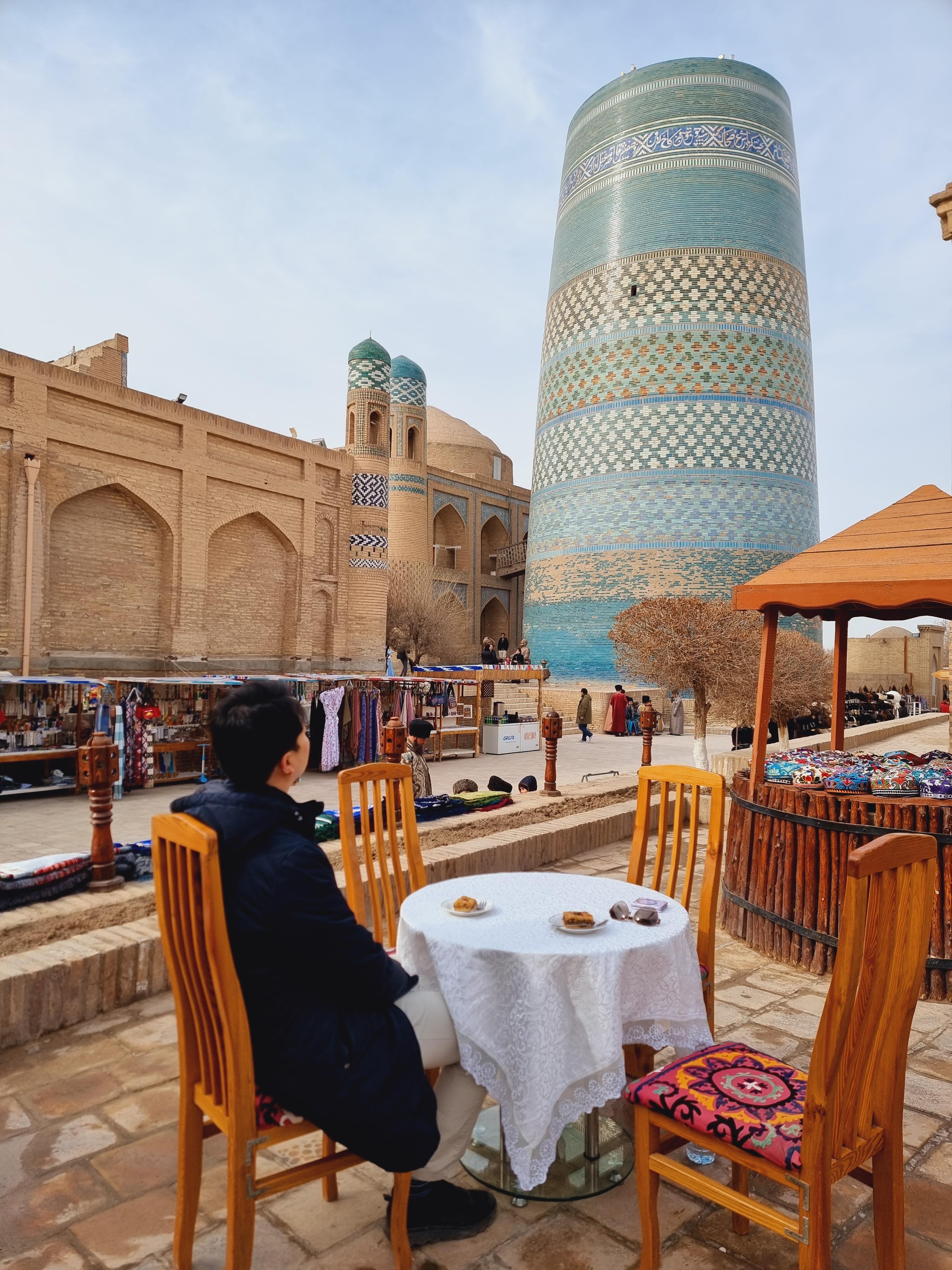 카페 외부 티테이블