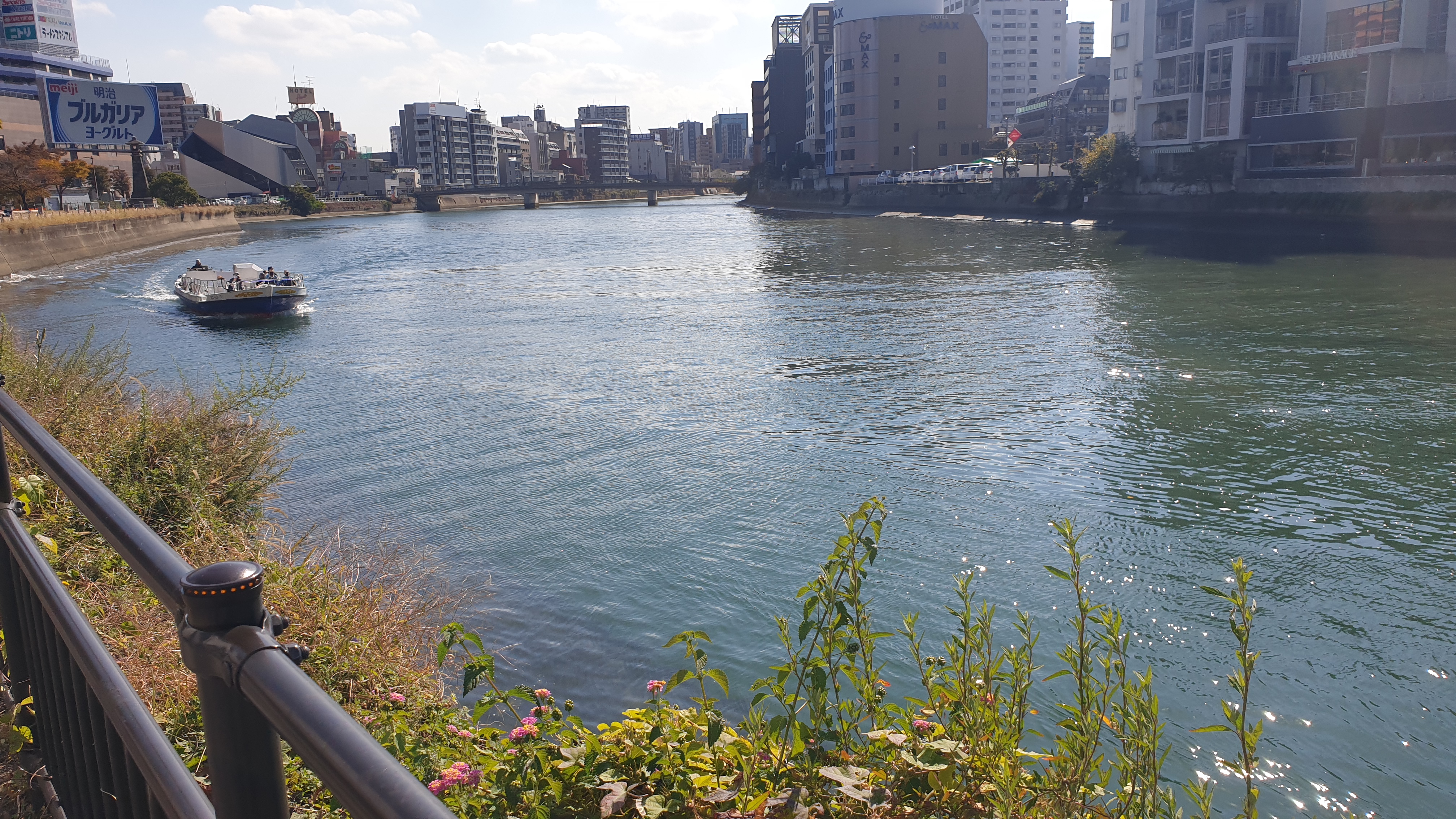 캐널시티 옆 하카타강에 떠가는 유람선 모습