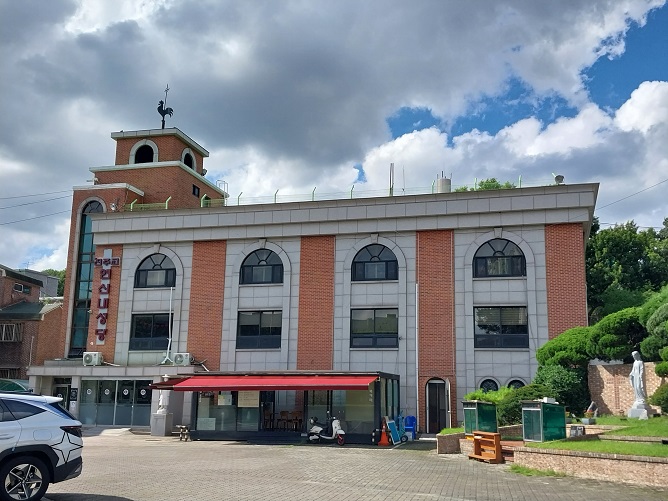 서울 연신내성당. 천주교에서 닭은 참회, 깨어있음, 각성 등 여러 의미를 내포합니다.