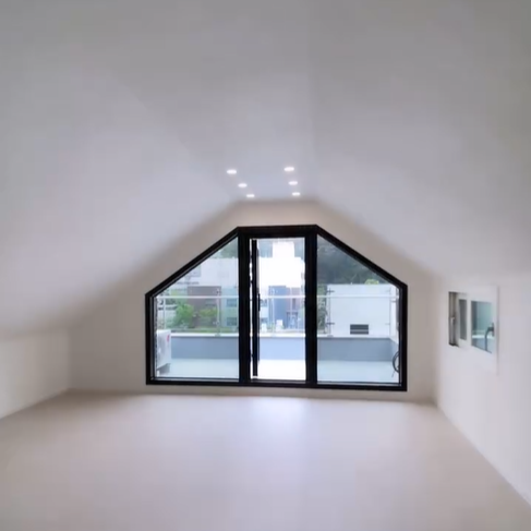 다락방이 햇살도 잘 들어오네