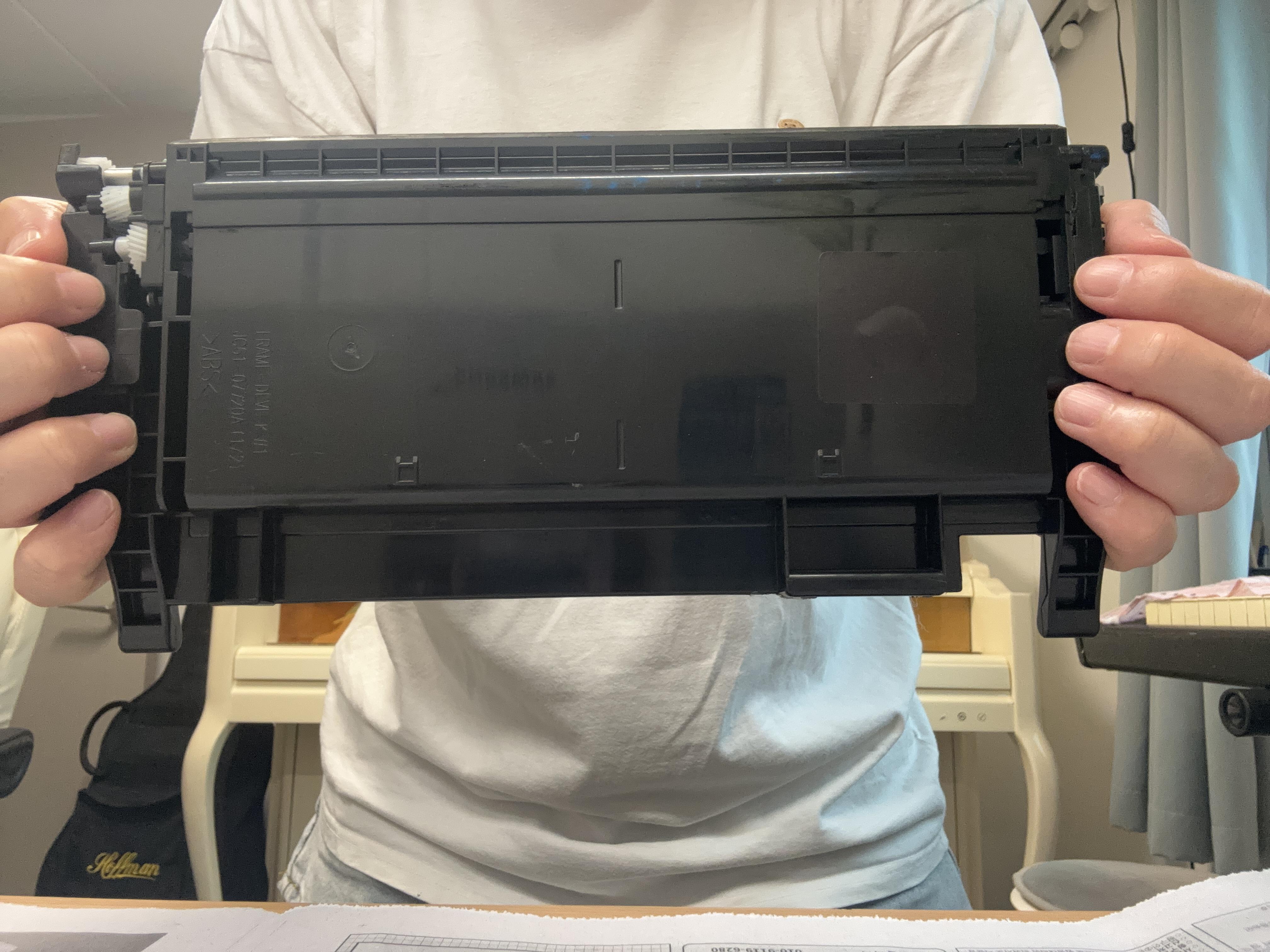 토너카트리지 양 쪽을 두 손으로 쥐고 있음