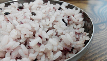 흑미가 섞인 공깃밥