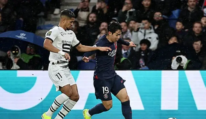 이강인-
흰유니폼을 입은 상대축구선수와 파란유니폼을 입은 이강인이 공을 뺏으며 달려가는 모습