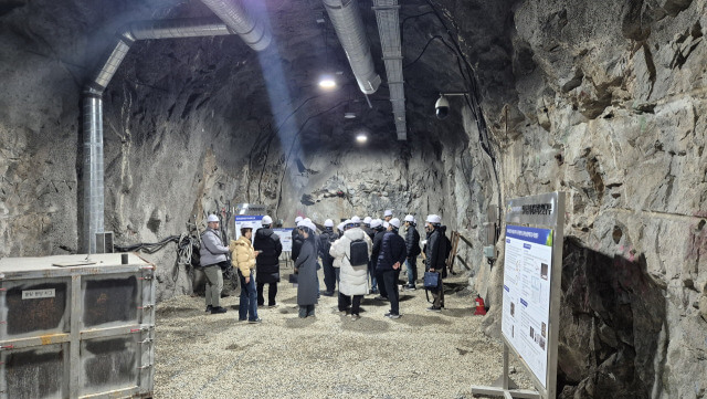 땅 속 120m 지하 속 비밀 연구실?