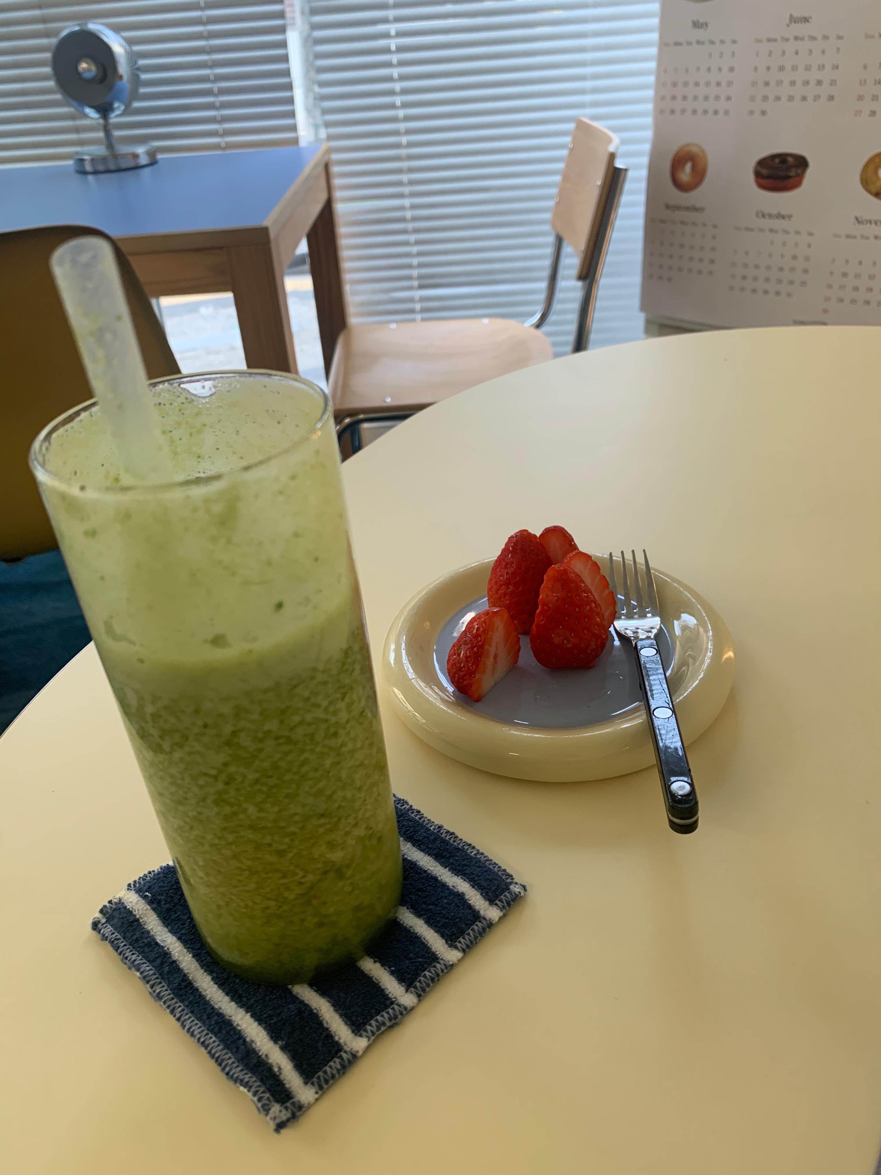 테이블-위-케일주스와-딸기