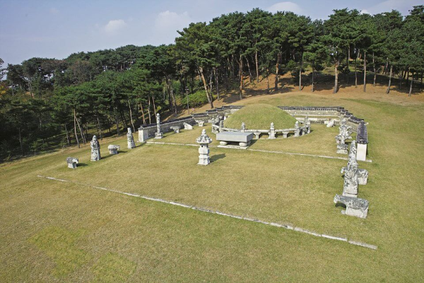 잔디 위에 건릉