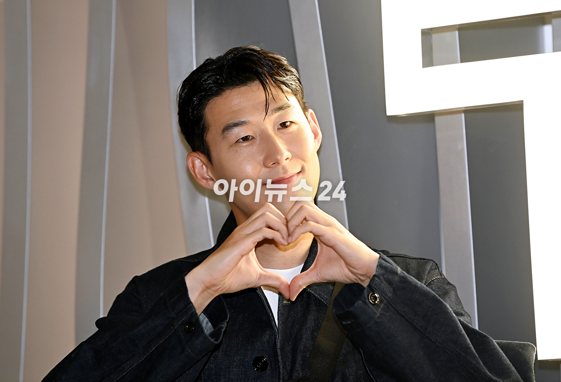 축구선수 손흥민이 3일 오후 서울 롯데월드몰 잠실점에서 열린 투미(TUMI) 팝업스토어 행사에서 포토타임을 갖고 있다. [사진=곽영래 기자]