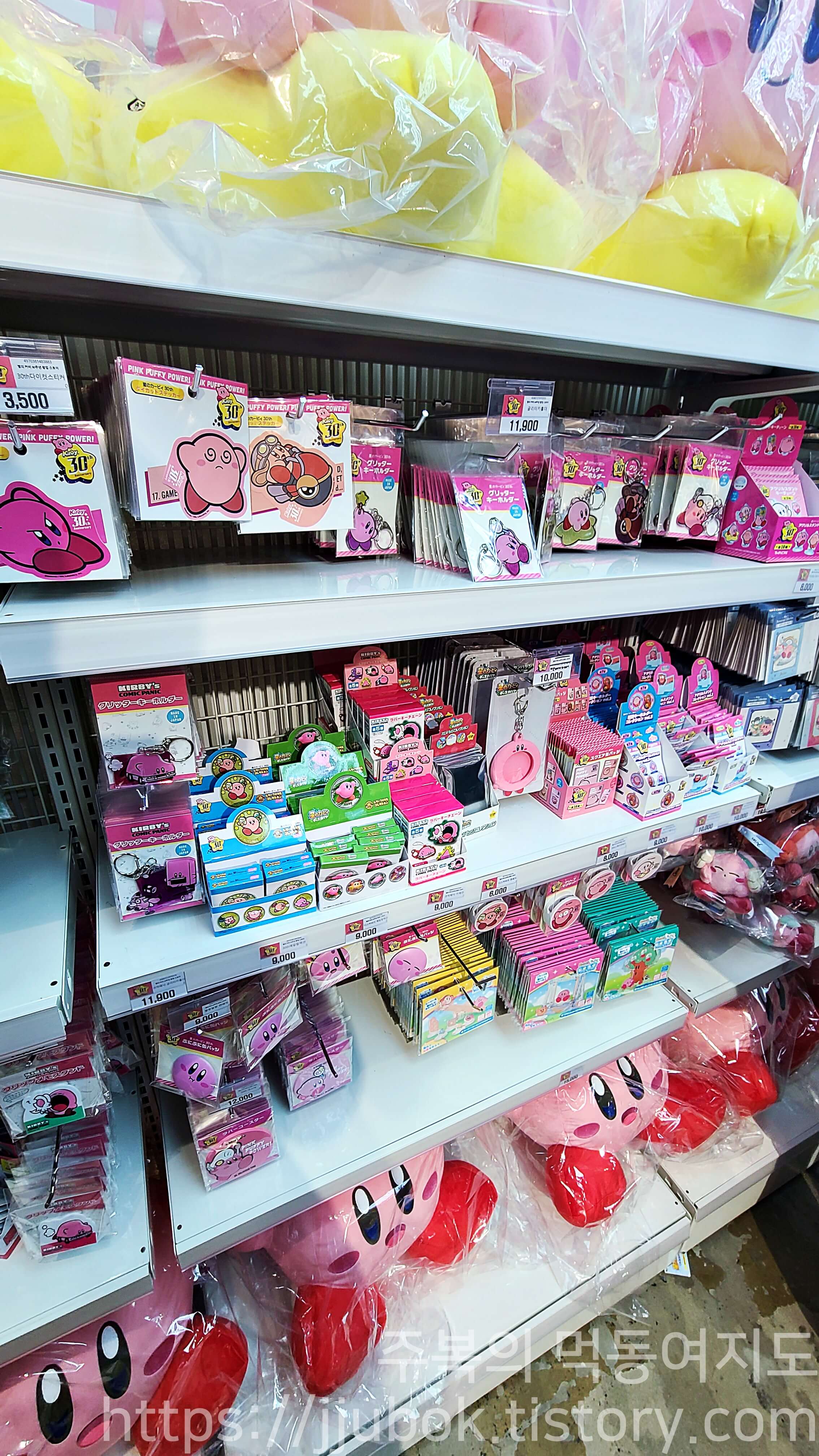 별의-커비-30주년-팝업-스토어-판매-굿즈-진열장-5