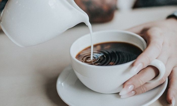 커피에 우유를 타는 모습 &ndash; 카페인 섭취를 줄이는 것이 이명 완화에 도움이 됩니다