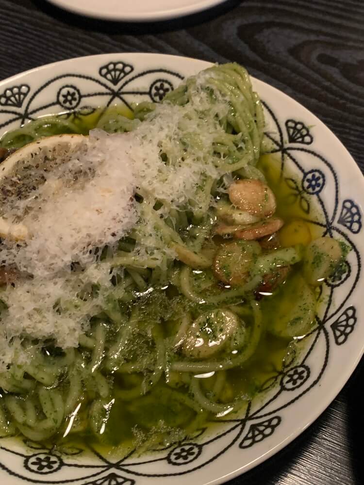 오일 소스가 흥건한 고등어 바질오일 파스타