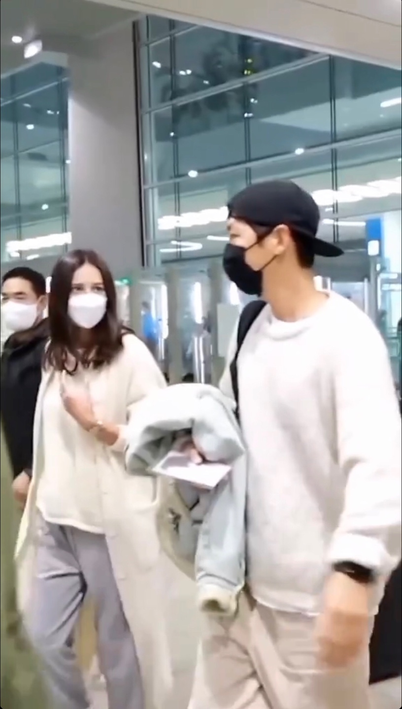 송중기 연인 케이티 루이스 사운더스